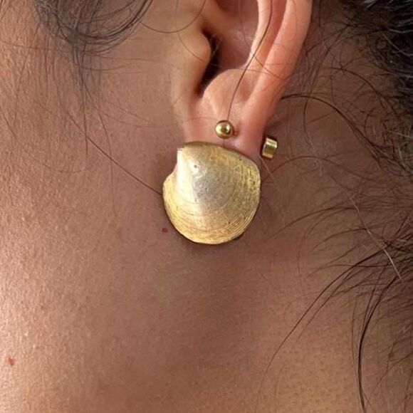 Vintage small gold tone seashell clip on earring signed Trifari - Picture 4 of 4